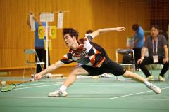 【男子個人戦シングルス準々決勝】の第２ゲーム、シャトルを拾う埼玉栄の澤田修志（金野和彦撮影）