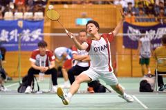 【男子個人戦シングルス２回戦】第２ゲーム、シャトル打ち返す帯大谷の木村友翔（金野和彦撮影）
