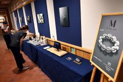 北海道ホテルで始まったコンテンポラリージュエリー展