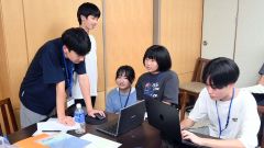 グループ発表に向けて意見交換する参加者ら