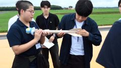 モデルロケットの打ち上げ準備を進める参加者ら