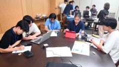 グループ発表に向けて意見交換する参加者ら