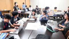 グループ発表に向けて意見交換する参加者ら