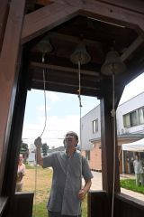 平和を祈り鐘を鳴らす参加者（９日午前１１時１０分ごろ）