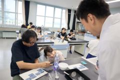 完成した人工クラゲを楽しむ親子