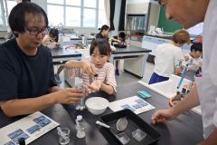 人工クラゲ作りに挑戦する親子ら（右が佐藤教諭）