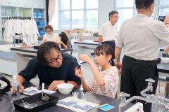 完成した人工イクラを楽しむ親子