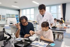 人工イクラ作りに挑戦する親子ら（中央が佐藤教諭）