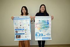 初開催の「とかち・おとふけ　まちづくりシンポジウム」をＰＲする町企画財政部企画課の職員