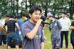 あいさつする鈴木代表
