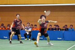 男子個人戦ダブルス決勝の第２ゲーム、埼玉栄の澤田修志（右）と石井叶夢ペア（金野和彦撮影）