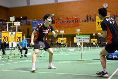 男子個人戦ダブルス決勝の第１ゲーム、埼玉栄の澤田修志（左）＝金野和彦撮影