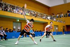 男子個人戦ダブルス決勝のファイナルゲームの澤田修志（左）と石井叶夢ペア（金野和彦撮影）