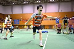 男子個人戦ダブルス決勝のファイナルゲーム、埼玉栄の澤田修志（右手前）と石井叶夢ペア（金野和彦撮影）