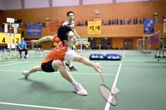 男子個人戦ダブルス決勝のファイナルゲーム、埼玉栄の澤田修志（手前）と石井叶夢ペア（金野和彦撮影）