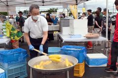 夏の味覚に長蛇の列　愛菜屋のスイートコーン祭り開催 2