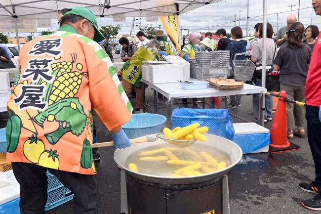夏の味覚に長蛇の列　愛菜屋のスイートコーン祭り開催