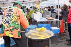 夏の味覚に長蛇の列　愛菜屋のスイートコーン祭り開催