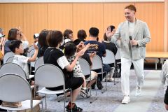 観客とタッチを交わしながら退場する杉谷さん（須貝拓也撮影）
