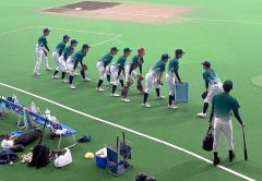 ６月、初めての公式戦に臨んだ軟式野球部のメンバーら（秦野顧問提供）