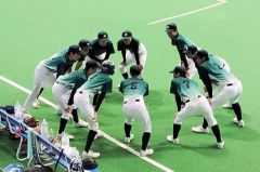 ６月、初めての公式戦に臨んだ軟式野球部のメンバーら（秦野顧問提供）