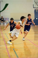 【女子決勝・芽室ホルックス－明和】圧倒的なスピードを生かして得点を量産した芽室ホルックスの（５）澁谷心咲（中央）
