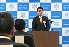 記念式典であいさつする佐藤社長