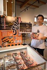 国技館大相撲観戦名物の“やきとり”をＰＲするなつぞら市場の熊谷マネジャー