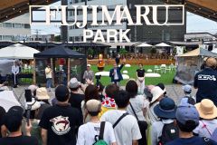 開業から１カ月が過ぎた藤丸パーク。店舗で商品を購入した人は１万人以上に上る（７月６日の開業セレモニー）