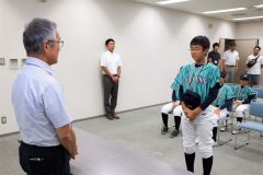 沼田教育長（左）に意気込みを示す山崎主将（大樹町役場提供）