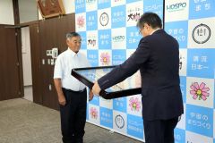 黒川町長（右）から叙勲の伝達を受ける姉崎さん