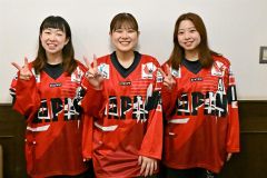 銀メダルに輝いた（左から）川上章子、佐藤礼那、佐藤愛梨