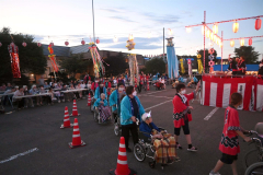 盆踊りを楽しむ入所者ら