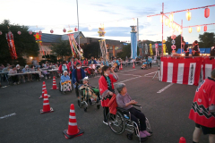 盆踊りを楽しむ入所者ら