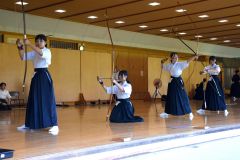全国の大舞台で普段通りの射ができるよう練習に打ち込む選手たち。左から齋藤摂、森一花、蒲生紫子、沼崎蘭音。蒲生は個人戦にも出場する