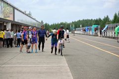 チーム仲間にエールを送る参加者たち（１１日午前１０時ごろ）