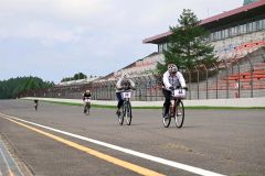 ママチャリでコート内を駆け抜ける参加者たち（１１日午前１０時ごろ）