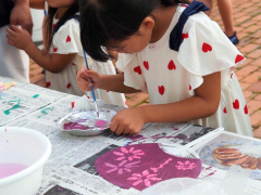 うちわ作りに参加する子供