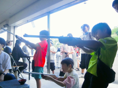 射的に夢中になる子どもたち