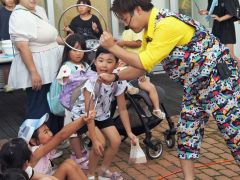 射的や放水体験に子どもら歓声　夏夜に３０００発花火も　とよころ夏まつり