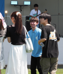 前代表の石川裕大さんも東京から駆けつけ、パンフレットを配るなどイベントを陰で支えた。（柳田輝撮影）