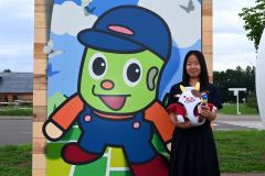 タイに留学する行木さん。音更町のマスコットキャラクター「おおそでくん」と十勝川温泉の「モールちゃん」を手に、現地での故郷のＰＲに意欲を見せる