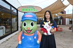 タイに留学する行木さん。音更町のマスコットキャラクター「おおそでくん」と十勝川温泉の「モールちゃん」を手に、現地での故郷のＰＲに意欲を見せる