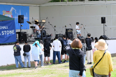バンド演奏で盛り上がる来場者ら