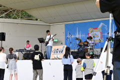 バンド演奏で盛り上がる来場者ら