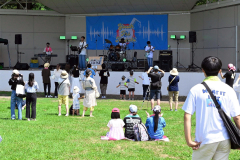 バンド演奏で盛り上がる来場者ら