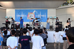 エンディングは各バンドのメンバーが共演しテーマソング「ＣｅＬｅＳＴ」を演奏した（須貝拓也撮影）