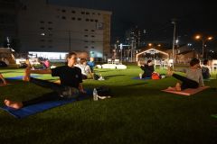 夜空の下でヨガを楽しむ参加者