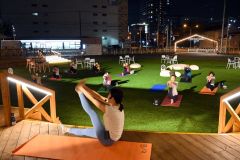 夜空の下でヨガを楽しむ参加者