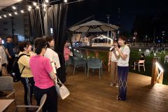 藤丸パークについて説明する山川副社長（右）